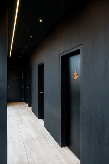 Toilet zwart plaatmateriaal