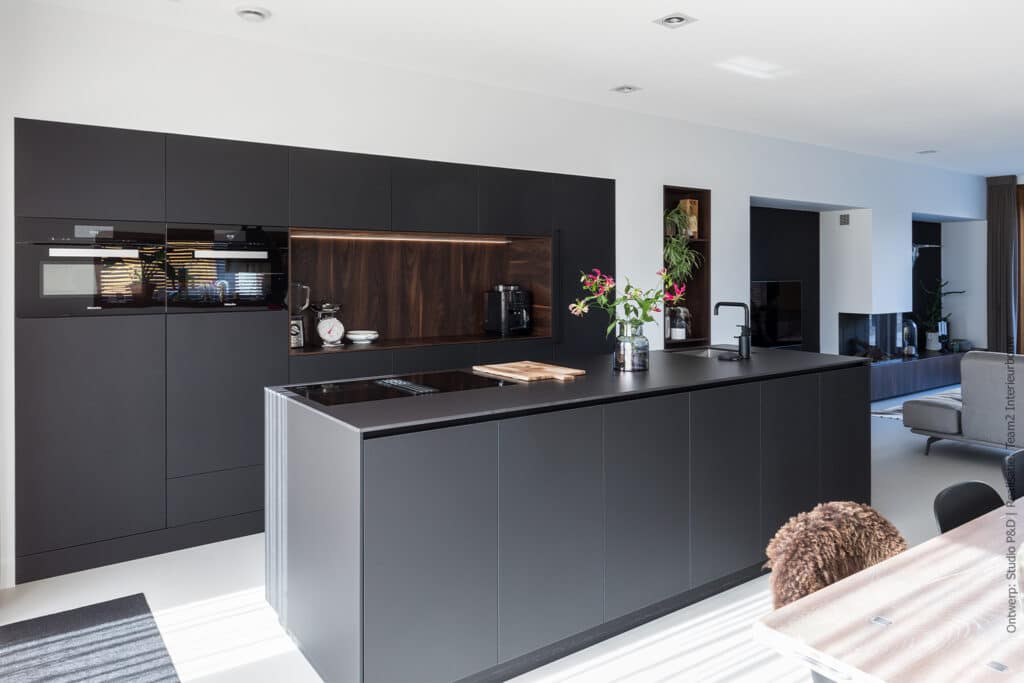 Keuken in zwarte kleur in HM07 Piombo van DecoLegno