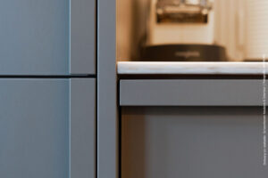 Detail van hoge keukenkasten gerealiseerd met de taupe kleurige UA94 DECObasic