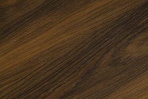 Detailafbeelding van de warmbruine S016 Frassino van Cleaf, welke een verfijnde essen houtnerf textuur kent met een matte afwerking