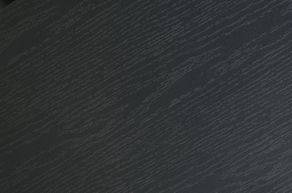 Detailafbeelding van de zwarte UA49 Frassino van Cleaf, welke de beleving van vers gezaagd hout heeft