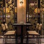 Restaurant met hoge tafel en houten wandafwerking in S076 Sherwood