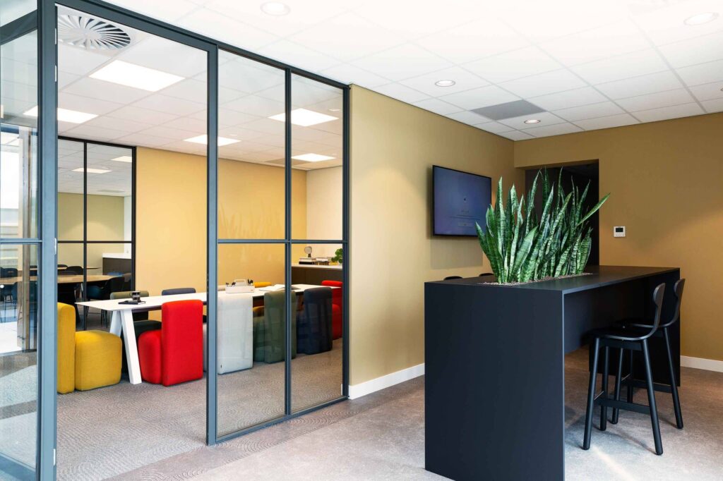 Kantoorinterieur gericht op verbinding