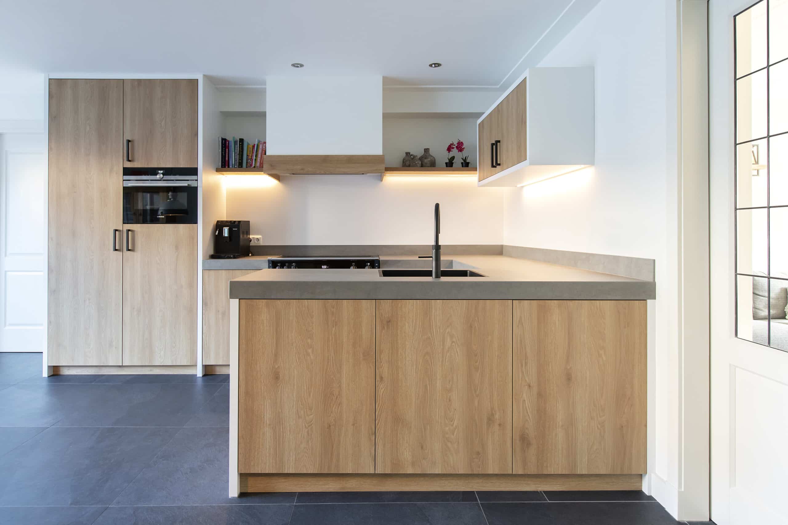 Keuken in decoratief plaatmateriaal met eikenhout structuur