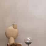 Taupe decoratief plaatmateriaal sfeerbeeld met vaas, steen en zandloper