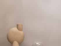 Taupe decoratief plaatmateriaal sfeerbeeld met vaas, steen en zandloper