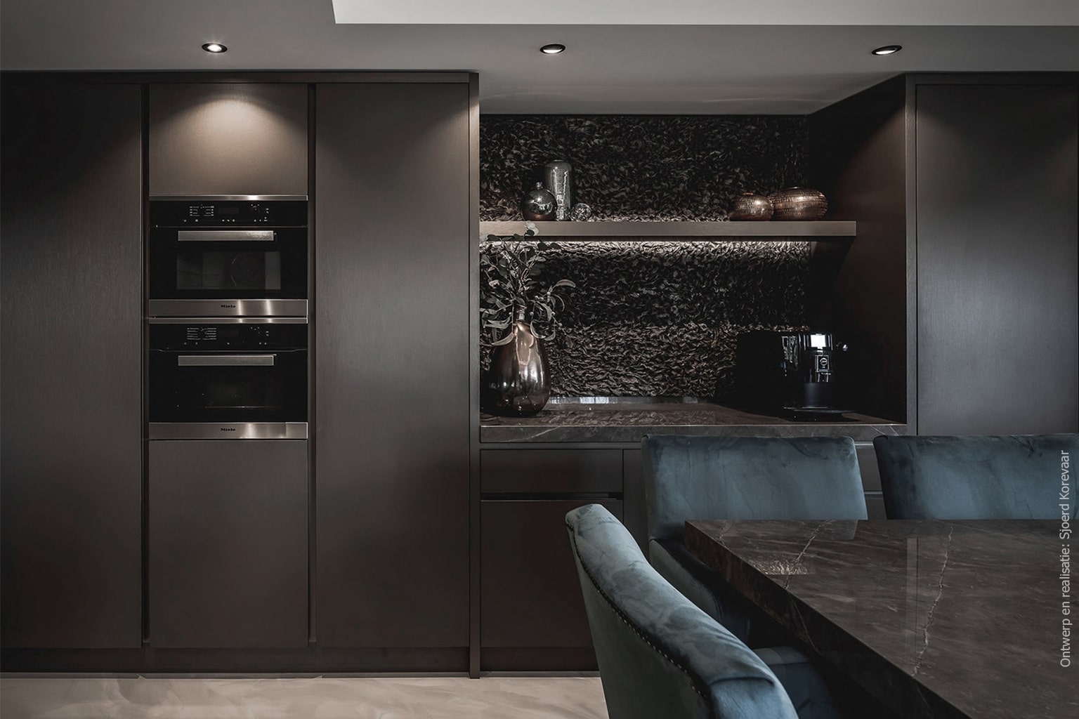 Zwart metallic keuken uitgevoerd in decoratief plaatmateriaal