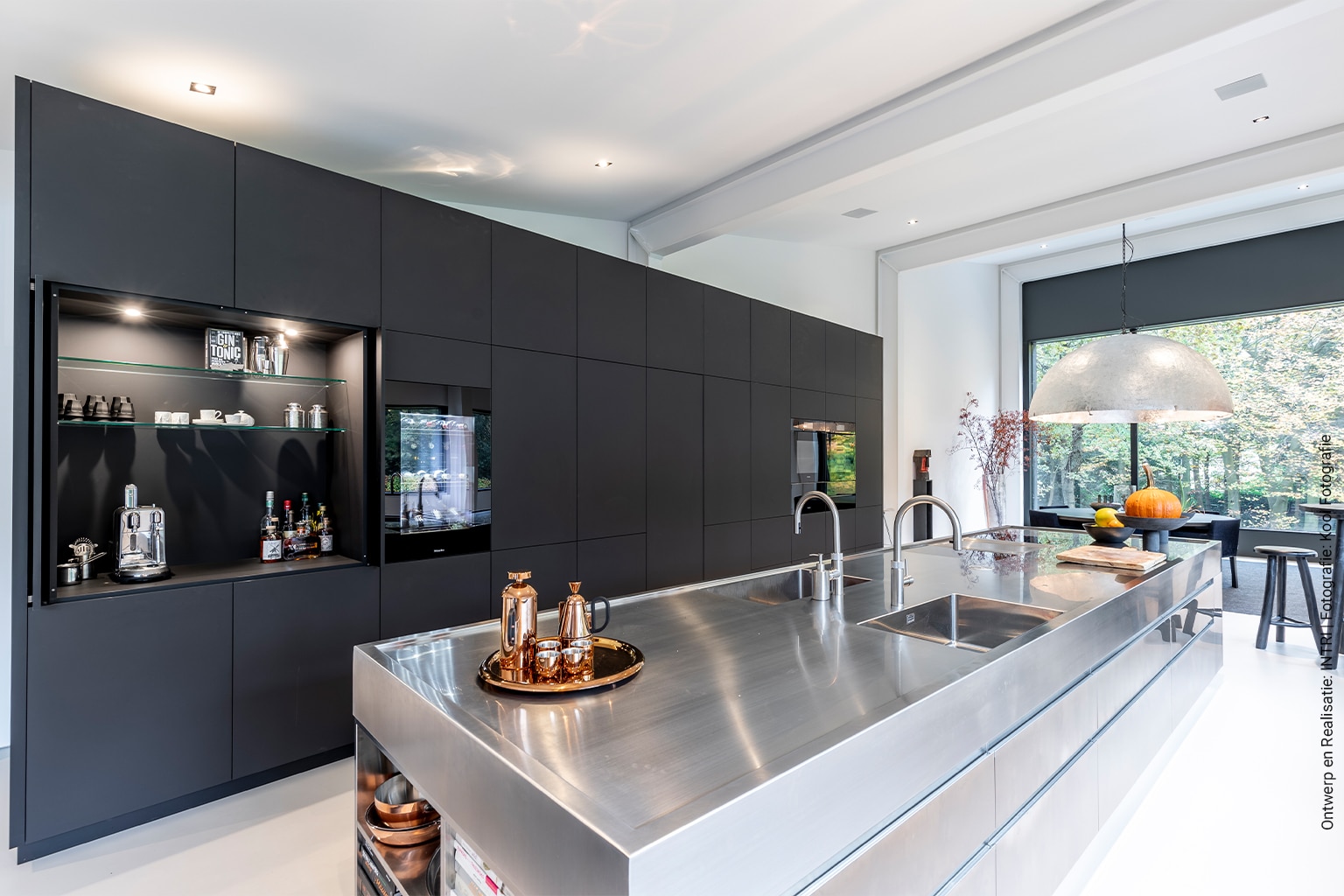 zwarte keuken uitgevoerd in decoratief plaatmateriaal