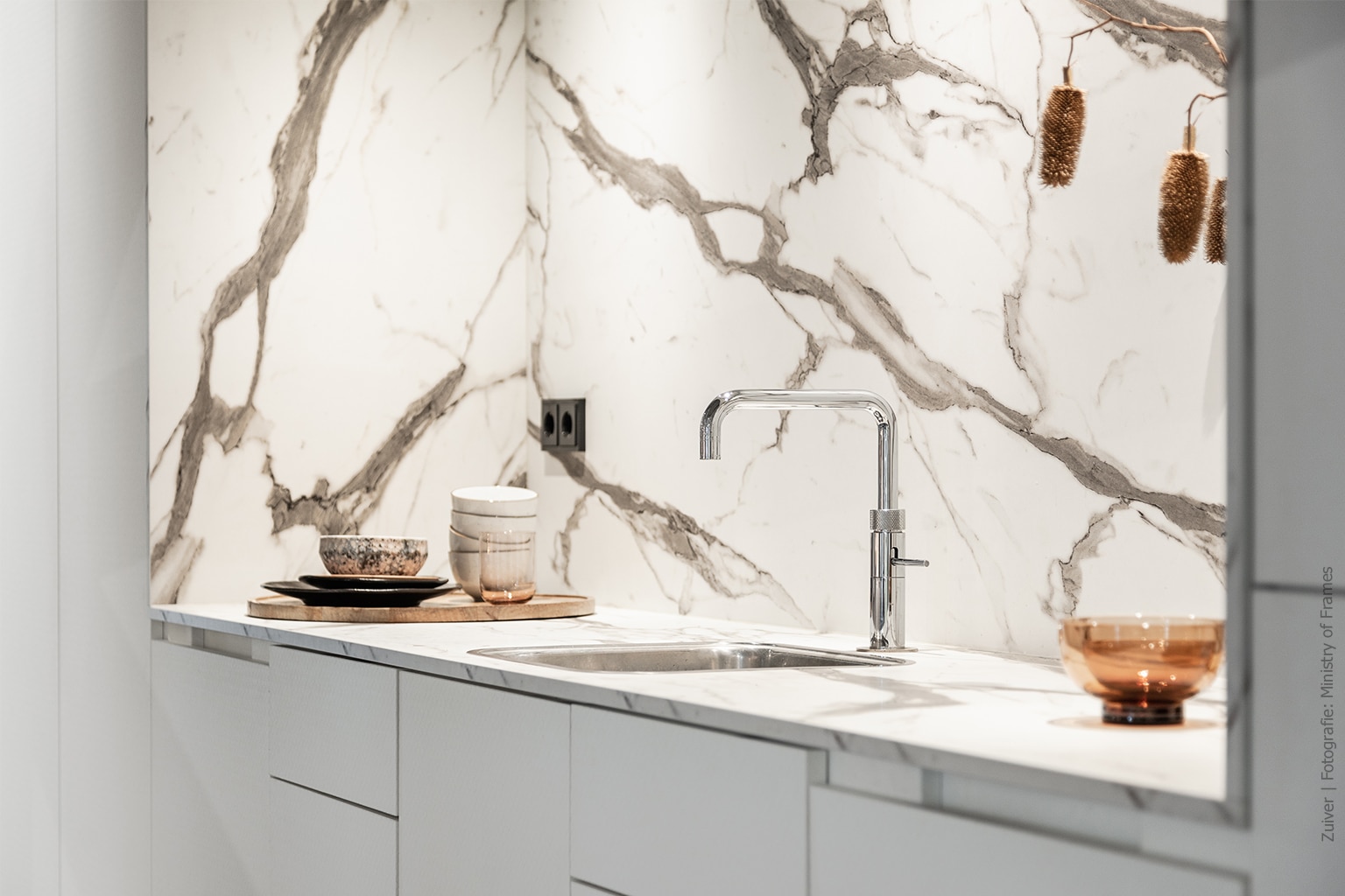 Witte lederlook en marmeren keuken gemaakt van decoratief plaatmateriaal detail