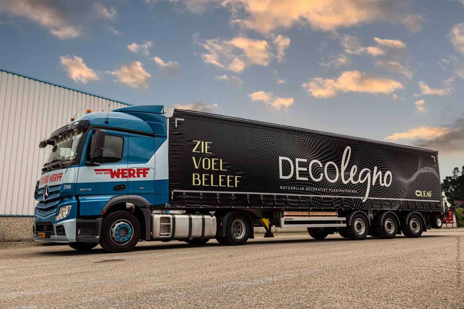 Vrachtwagen van van der werff met DecoLegno logo