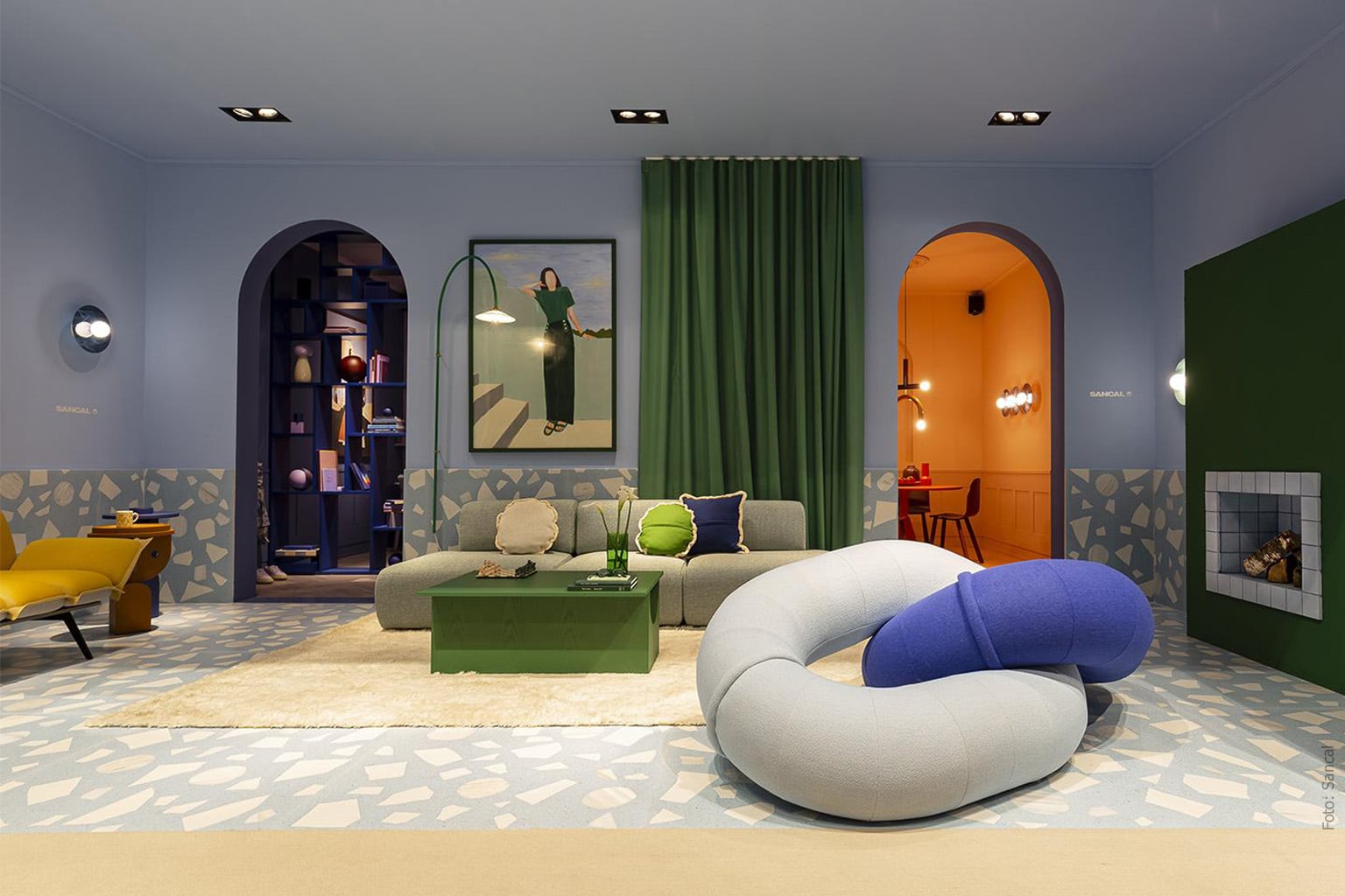 Salone del Mobile gekleurde meubels en gordijnen