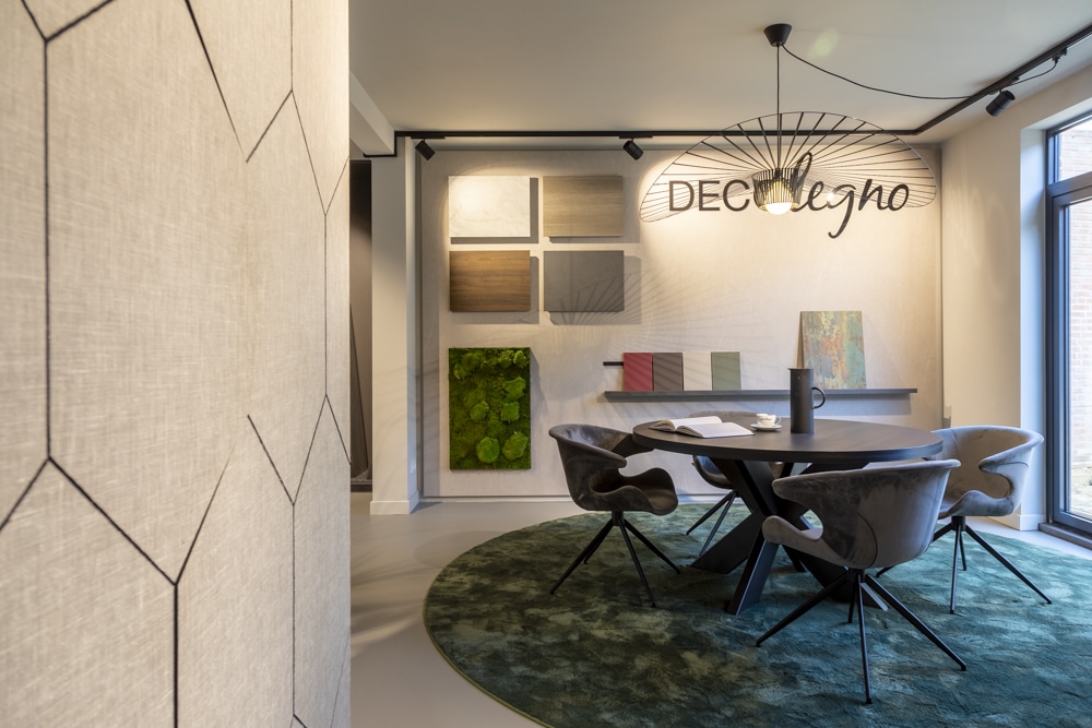 DecoLegno Showroom in Echt met tafel en stoelen