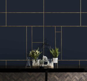Wand met donkerblauw plaatmateriaal en gouden accenten