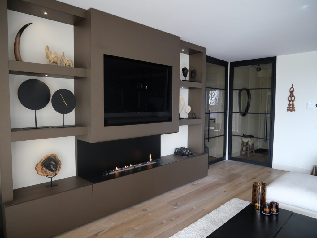 Televisie en haard verwerkt in luxe kastenwand
