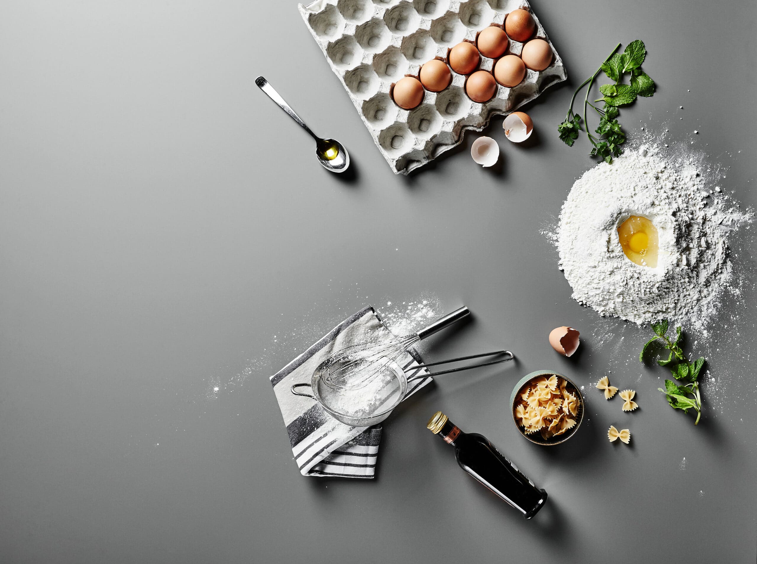 Sfeerbeeld met keukengerei, meel en eieren in AFX plaatmateriaal