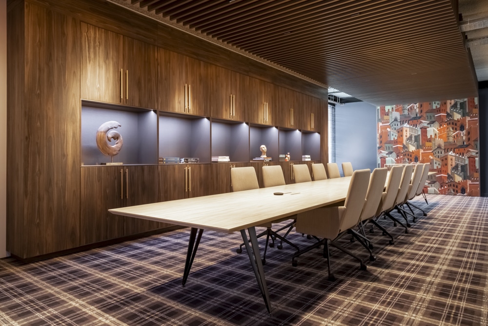 Boardroom DecoLegno met grote tafel en houten kastenwand