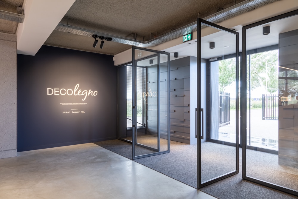 Entree DecoLegno showroom met stalen deuren