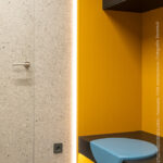 UB53 Riga: gele driedimensionale structuur verwerkt in kleedkamer hoofdkantoor DecoLegno