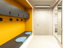 UB53 Riga: gele driedimensionale structuur verwerkt in kleedkamer hoofdkantoor DecoLegno