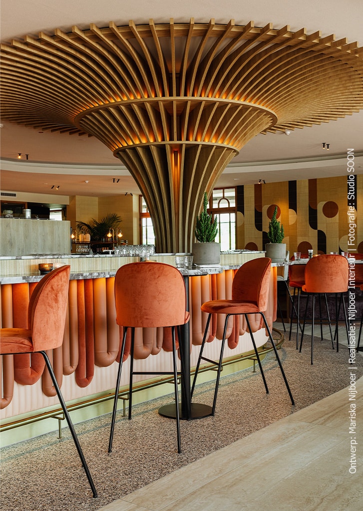 In een sfeervol restaurant van het Van Der Valk Hotel Eindhoven, zijn speelse ornamenten te zien die uitwaaieren op het plafond. Deze zijn gerealiseerd met decoratief plaatmateriaal met een blonde eikenhout structuur, de S128 Pembroke van Cleaf.
