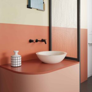 Witte Durasein waskom op terracotta gekleurde badkamermeubel