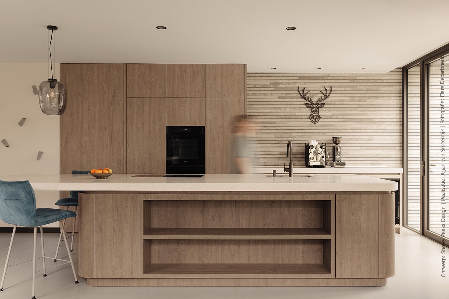 Moderne keuken met warme houtlook en gekorreld blad
