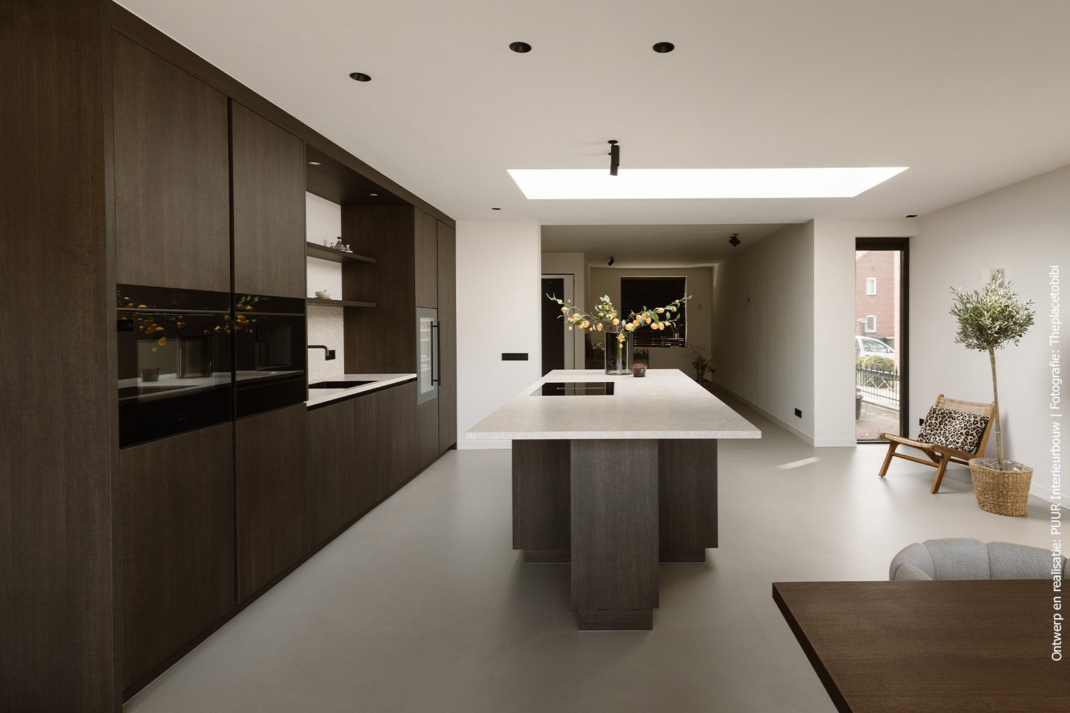 Moderne keuken met de uitstraling van donker hout