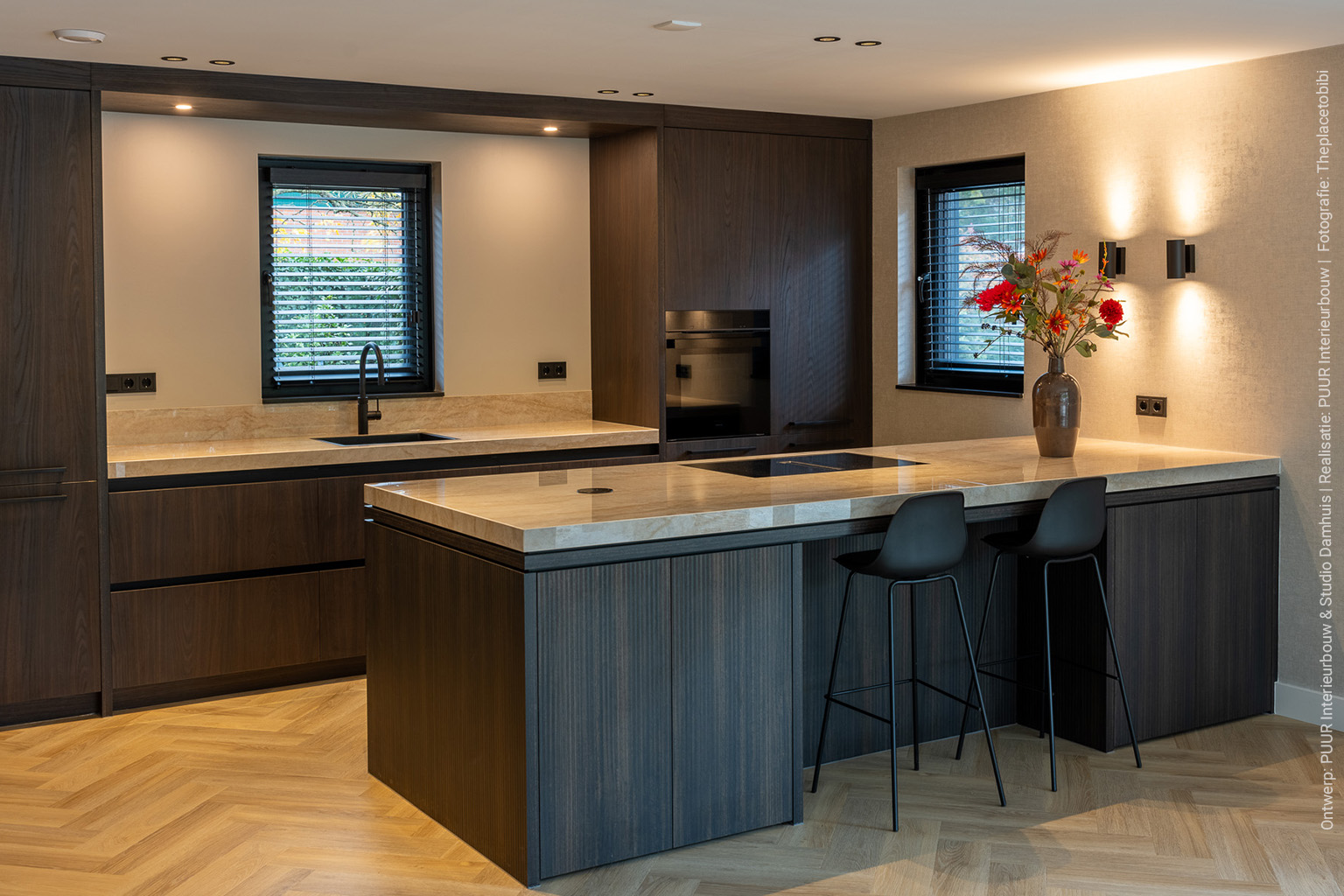 Grafische lijnen en en donker houtdecor in stijlvolle keuken
