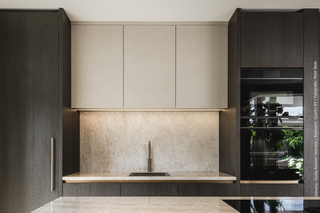 Donker eikenhout en verfijnde linnenstructuur in luxe keuken