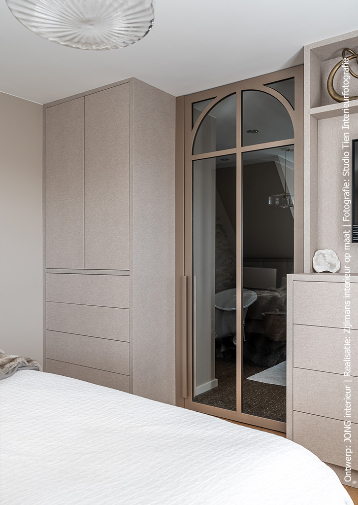 Hoge kastenwand met lades gemaakt van een stoftextuur FC29 Alpaca in decoratief plaatmateriaal van Cleaf.