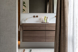 Badkamermeubel gerealiseerd met de warm, bruine walnotenhout-look van de LS14 Poro Noce