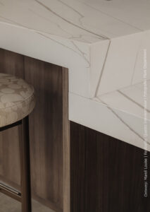 Moderne keuken met walnoothoutdecor LS14 Poro Noce en een solid surface blad in het decor DM5044 Sun Kissed