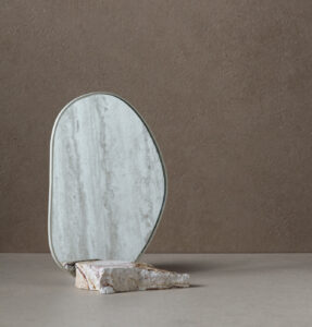 Inspiratieafbeelding FD10, FD01 en FD14 Taranta van Cleaf, in combinatie met een decoratieve spiegel en natuursteen