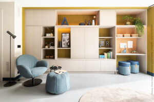 Maatwerk vakkenkast in beige FC44 Nadir met een warme geweven stoflook