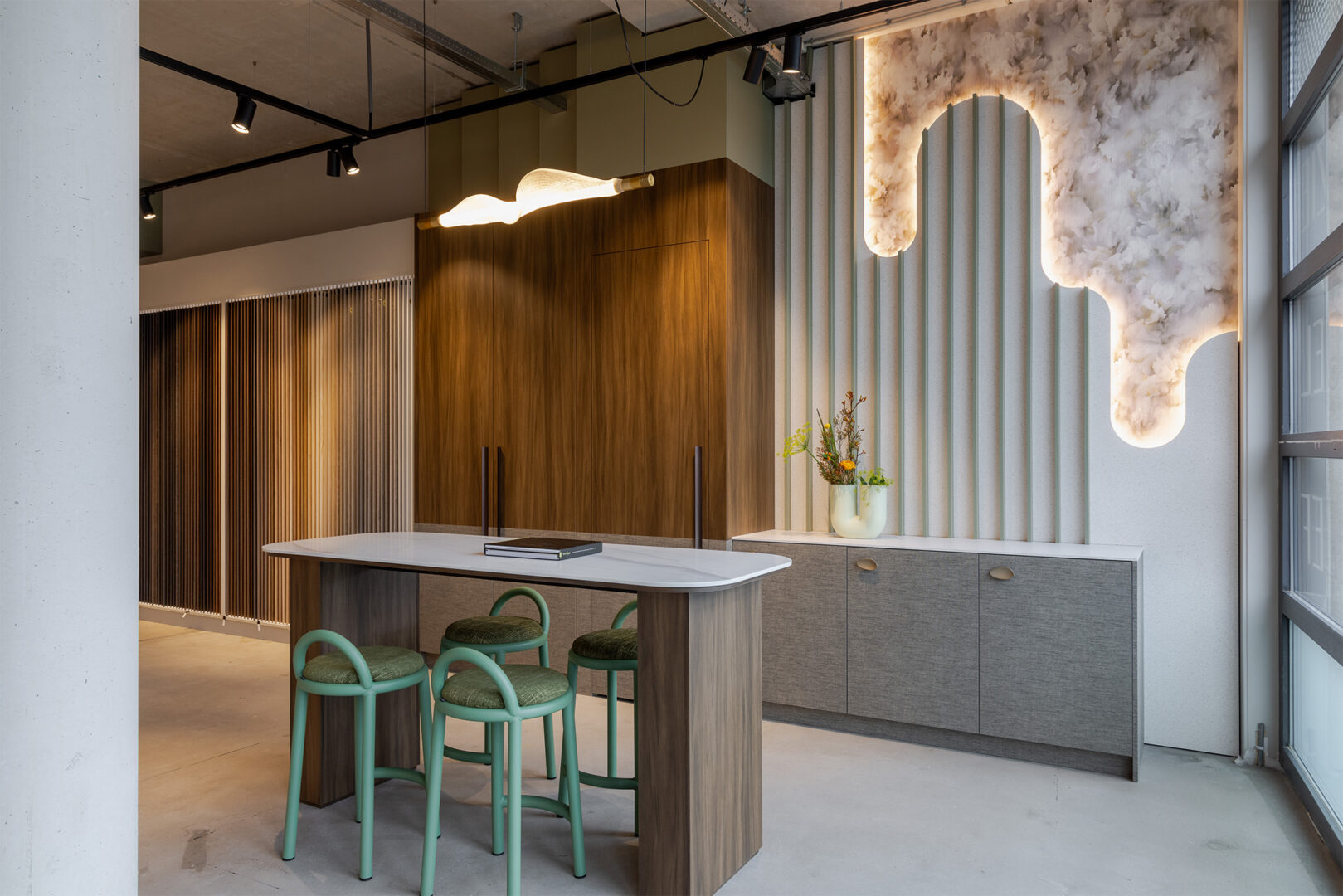 DecoLegno Showroom Colmschate - Deventer entree gemaakt van LS65 Ceppo, FD33 Alpaca en Durasein Gadthena