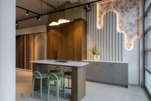 DecoLegno Showroom Colmschate - Deventer entree gemaakt van LS65 Ceppo, FD33 Alpaca en Durasein Gadthena