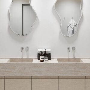 Render van een badkamer, ontworpen in het solid surface decor DM5016 Travertine, welke warme kleurnuances in beige en bruin samenbrengt in een levendig patroon.