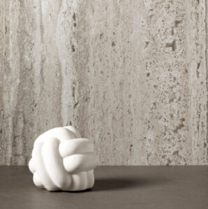 Sfeerafbeelding van decoratief plaatmateriaal FD01 Taranta met de uitstraling van travertin. Met decoratieve accesoire