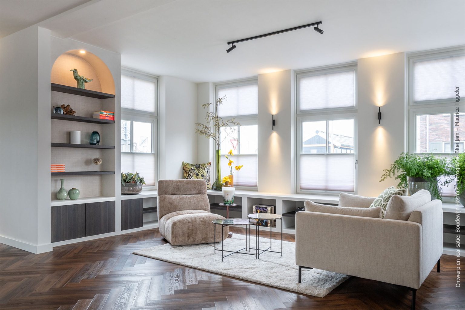 Maatwerk kast met driedimensionale houtstructuur en zacht stofdecor