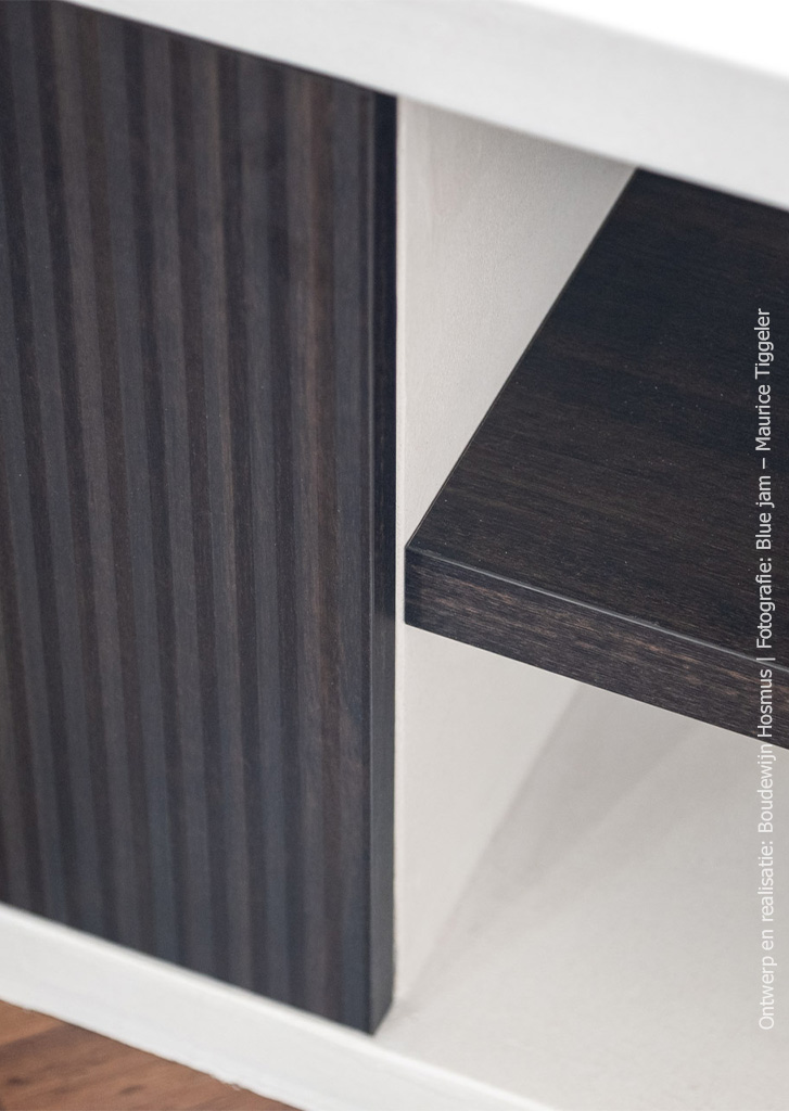 Detailfoto van een maatwerk kast met de 3D structuur LR29 Riga en legplank in LR29 Sablé