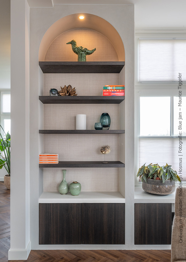 Open kast met 3D-structuur LR29 Riga in een donker houtdecor, gecombineerd met FC31 Alpaca, een decor met de uitstraling van stof.