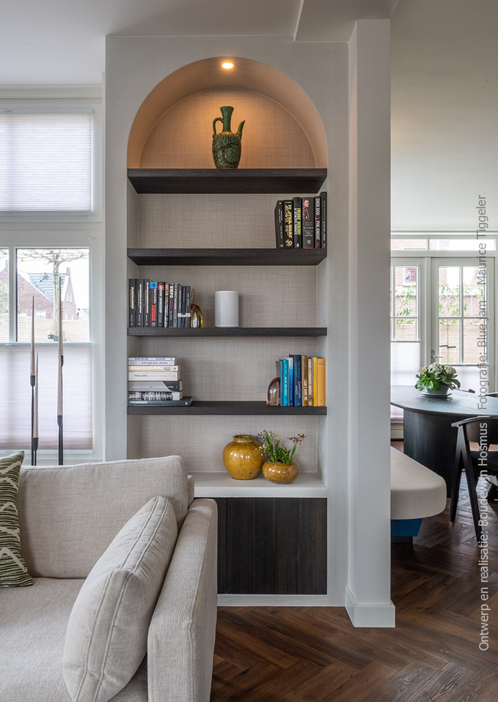 Maatwerk kast met 3D-structuur LR29 Riga in een donker houtdecor, gecombineerd met FC31 Alpaca, een decor met de uitstraling van stof.