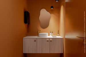 Toiletmeubel in kalkwitte LS63 Ceppo die doet denken aan wilgenhout in combinatie met een Patternine waskom