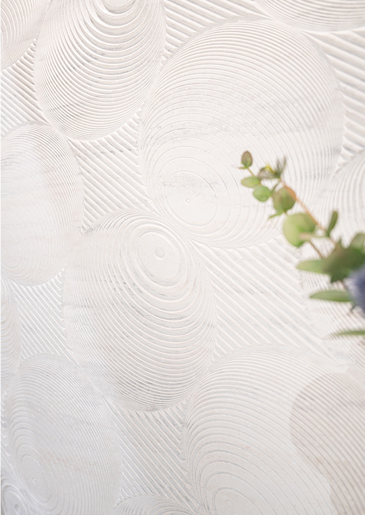 Een kast in de DecoLegno stand van Design District gemaakt van de DM5001Travertine van Durasein en FD14 Taranta van Cleaf