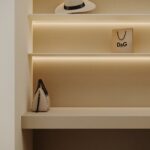 Kast met planken uitgewerkt in de zandkleurige UB15 Talco van Cleaf en solid surface decor DM2013 Sandalwood, welke bijzonder fijne spikkeltjes laat zien