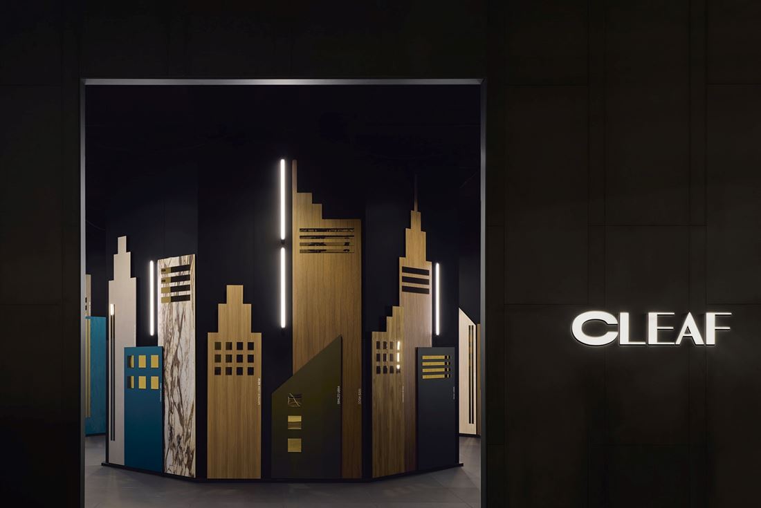 De buitenkant van Cleaf's installatie op Salone del Mobile.Milano welke een skyline in decoratief plaatmateriaal