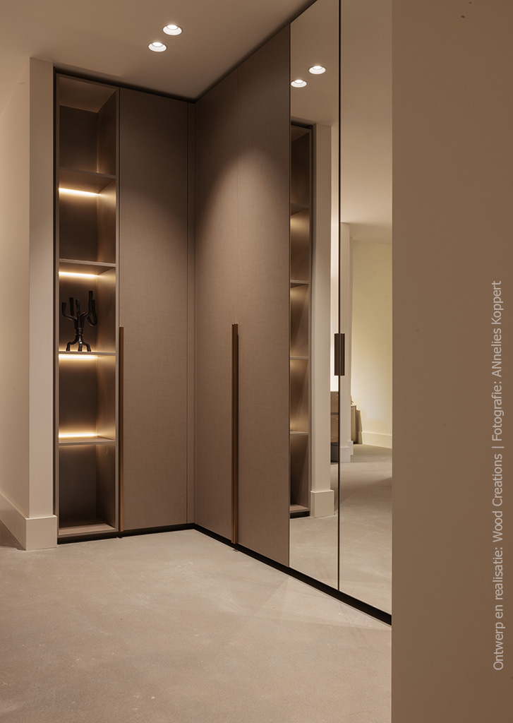 Kledingkamer met kasten in FA42 Penelope, een warmbeige decor met de natuurlijke uitstraling van geweven linnen en een subtiele glans.
