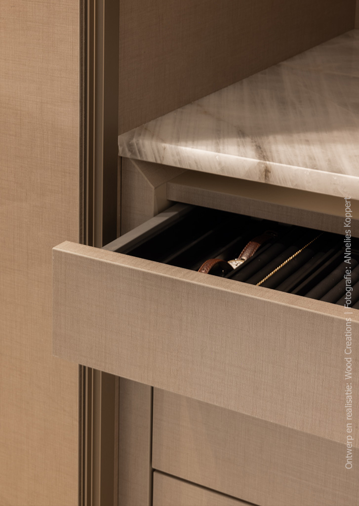 Detailfoto van een kast in FA42 Penelope, een warmbeige decor met de natuurlijke uitstraling van geweven linnen en een subtiele glans.
