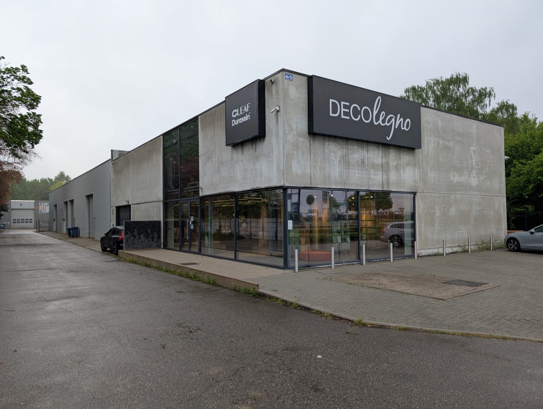 buitenzijde-showroom-kampenhout-met-signing-gecomprimeerd