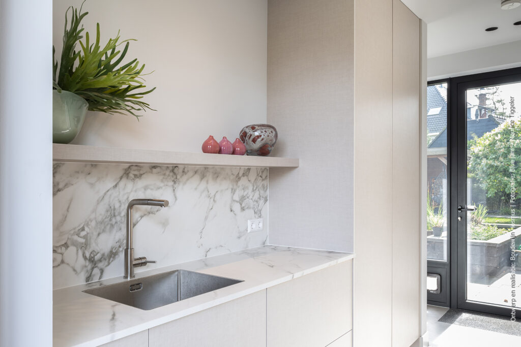 Maatwerk in de bijkeuken met natuurlijke linnenlook